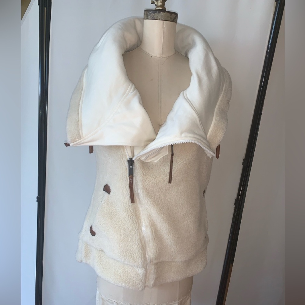 Wanakome shearling sherpa vest Women's shawl colar hood M worn once